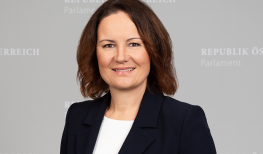 AB_780x500_Ecker_Cornelia_Porträt_2021